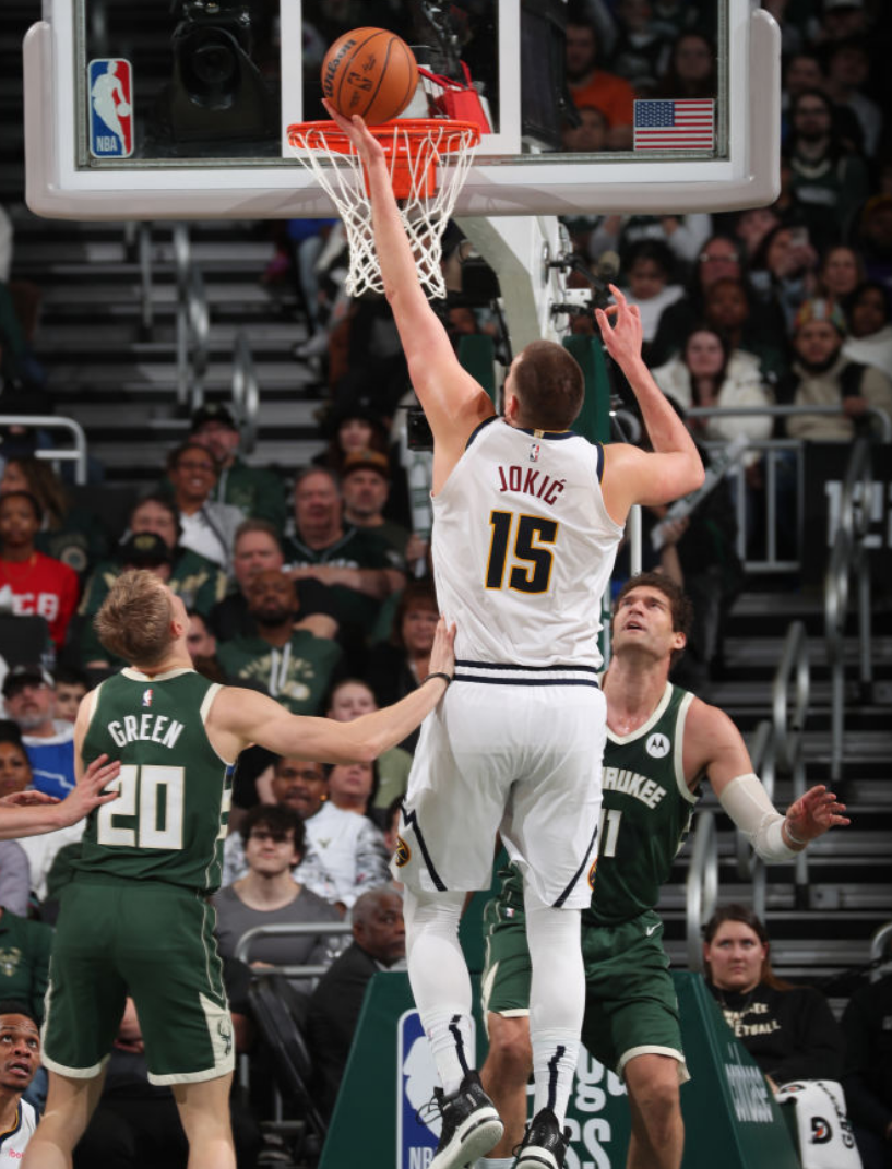 雄鹿大佬砍下三双，引领球队取胜