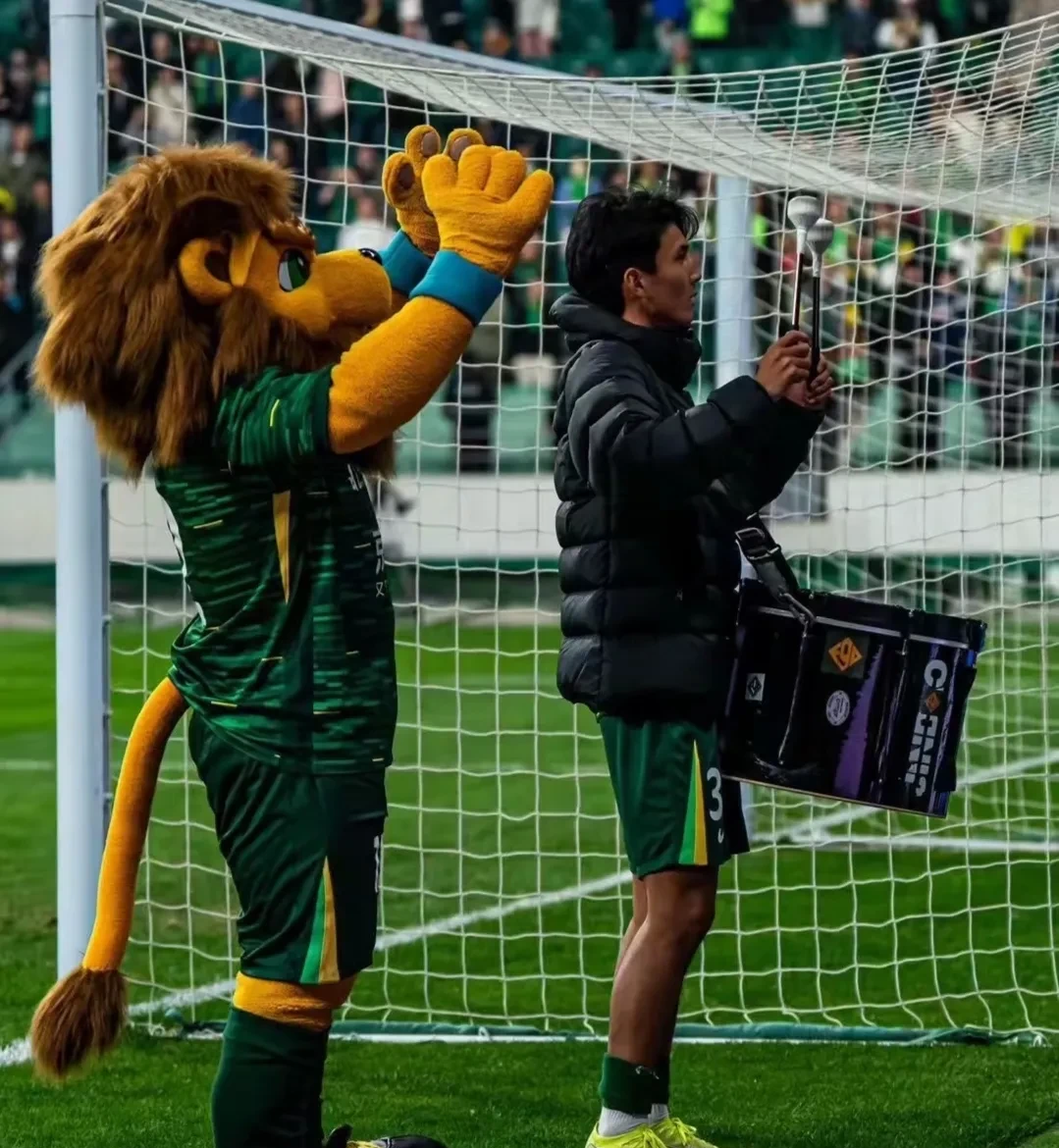 一场胜利后球队庆祝的欢乐场面 一场胜利后球队庆祝的欢乐场面