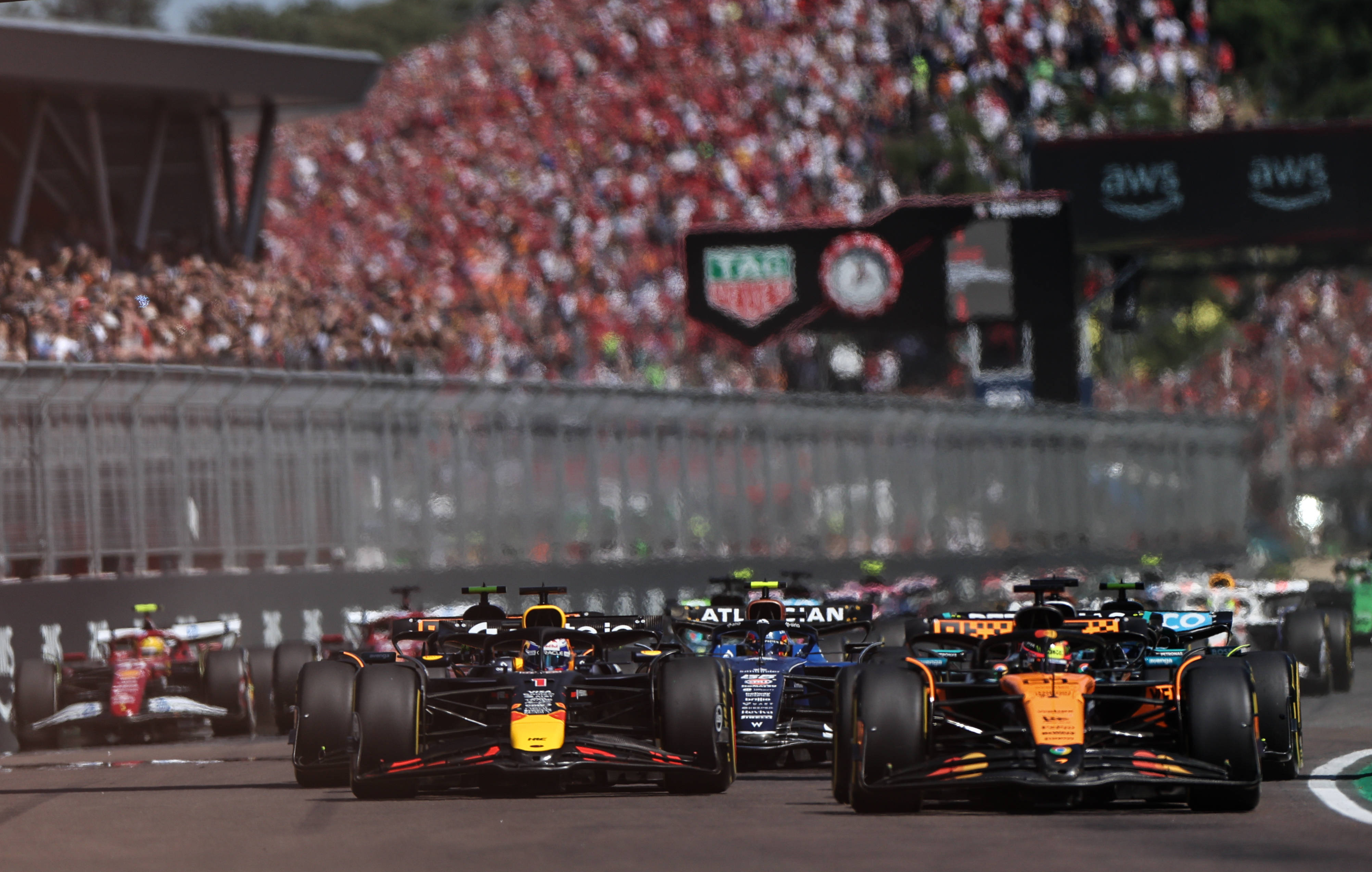 关于雷诺车队碾压红牛二队，维斯塔潘点燃赛场的信息