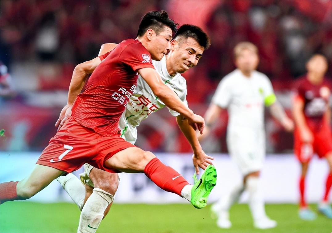 关于上港球员备战，力争保持不败战绩的信息