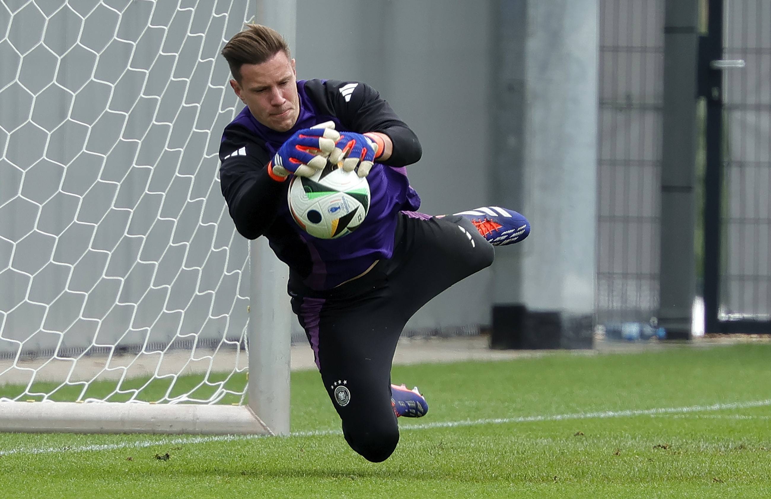 斯特拉斯堡备战紧张,球员整装待发的简单介绍 斯特拉斯堡备战紧张,球员整装待发的简单介绍