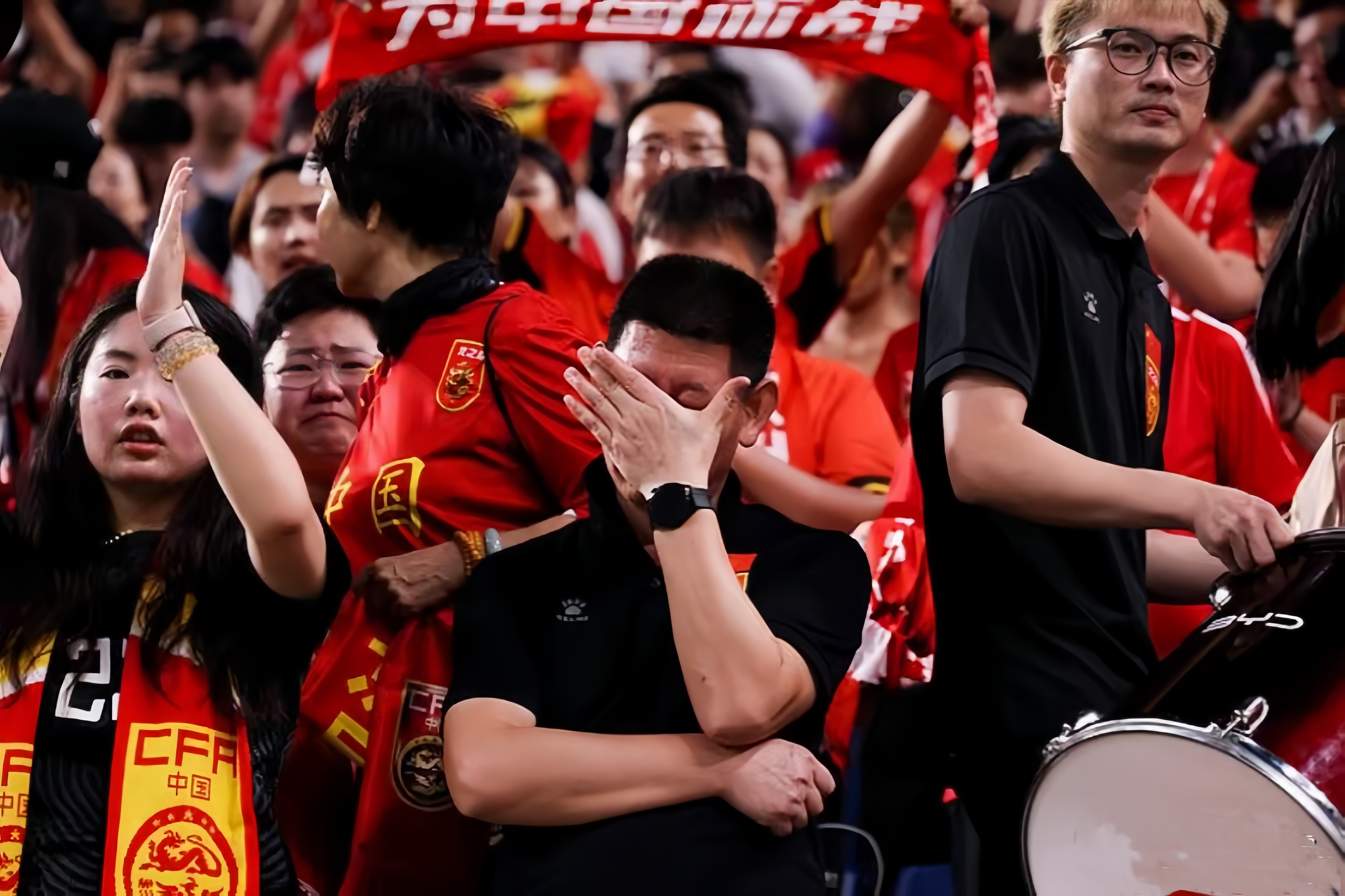 关于足球赛事火爆进行，球迷情绪高涨的信息