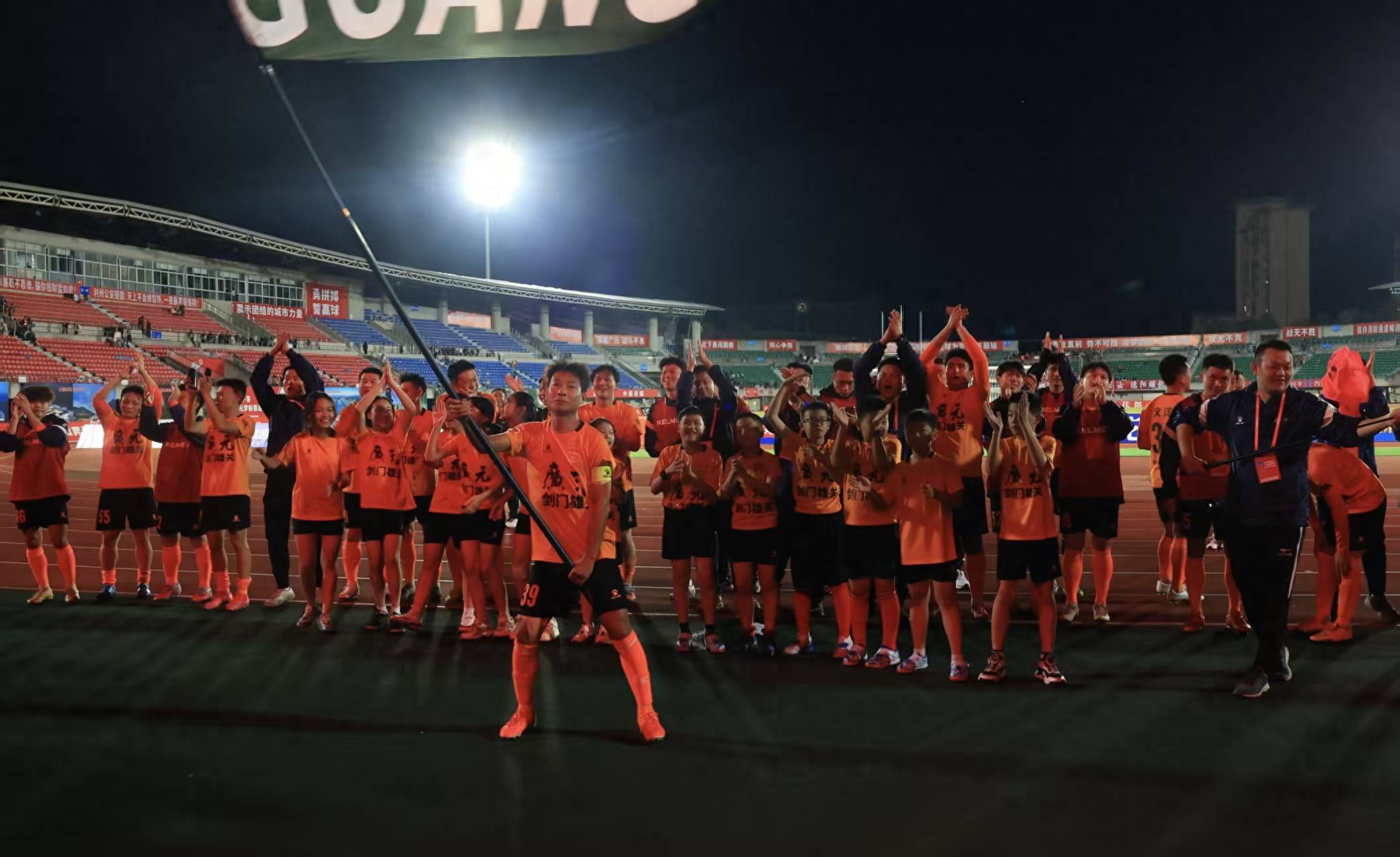 国内足球比赛频频上演精彩对决,球迷热情不减的简单介绍 国内足球比赛频频上演精彩对决,球迷热情不减的简单介绍