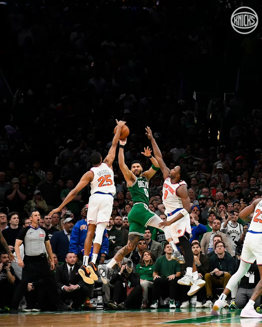 尼克斯全员贡献得分，赢得关键胜利稳住局势的简单介绍