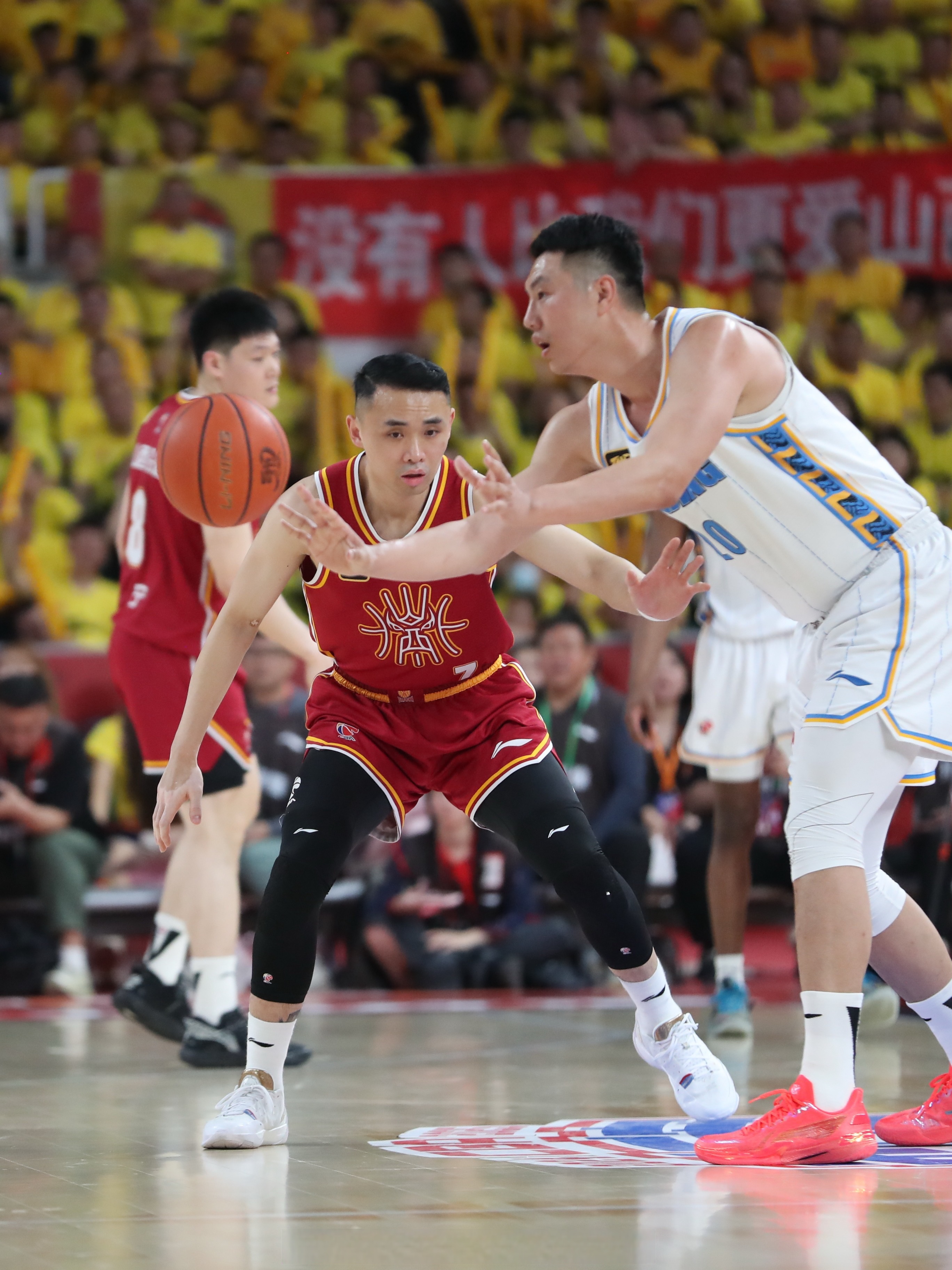 山西男篮取得关键胜利，晋级冲刺成功