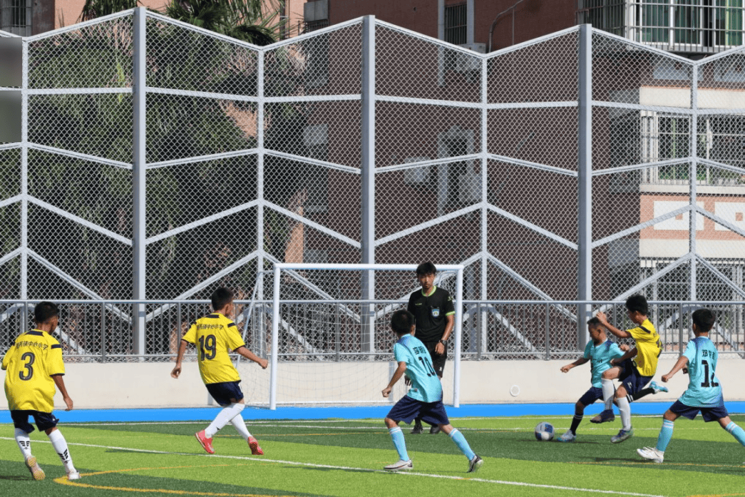 热闹足球赛场点燃激情正当时