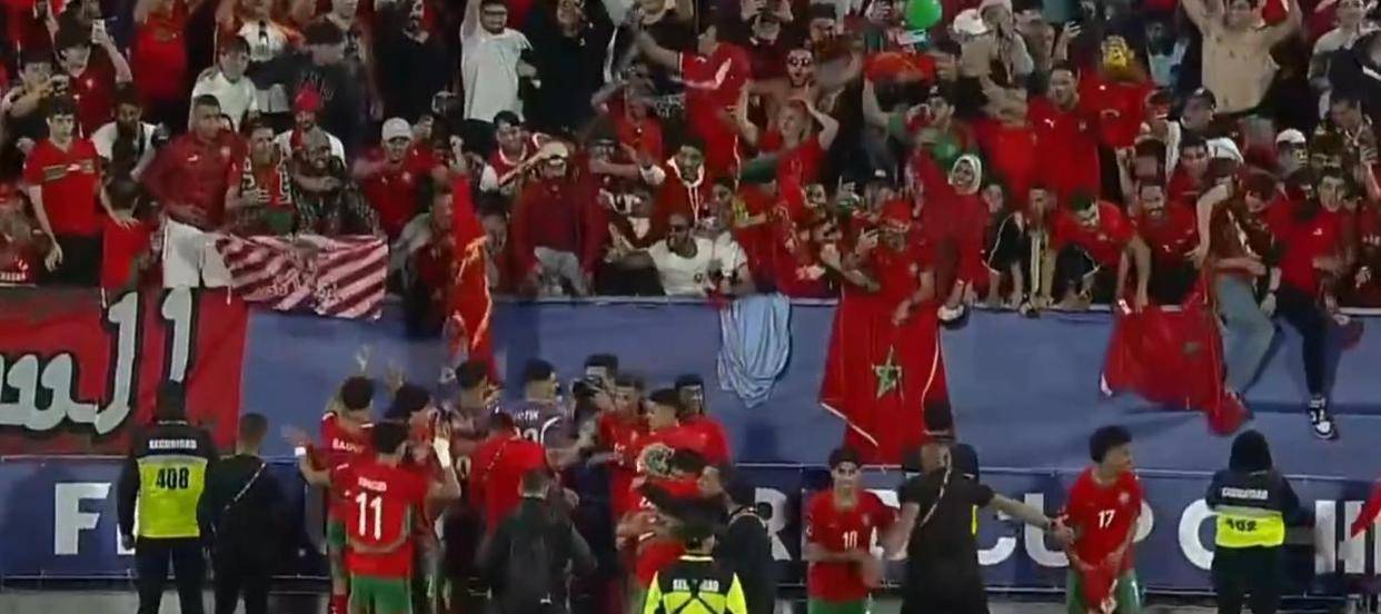 阿根廷足球队豪取大胜，赢得观众掌声的简单介绍