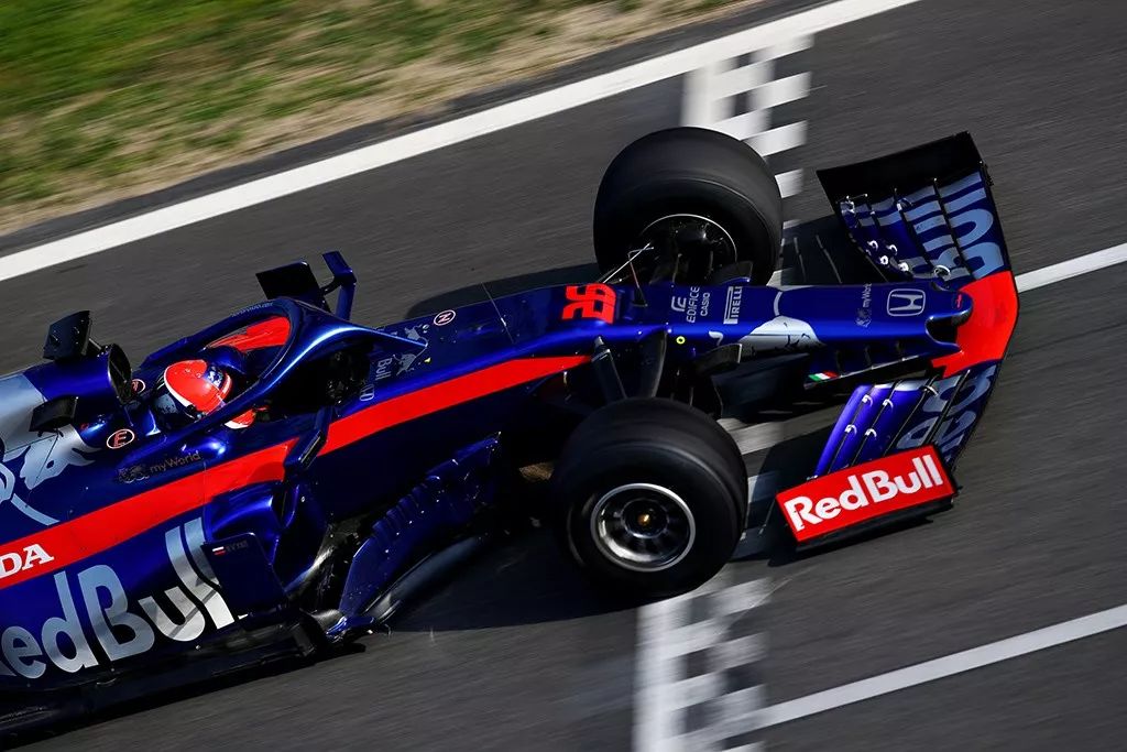 梅赛德斯翻盘红牛二队,汉密尔顿带队取胜 梅赛德斯翻盘红牛二队,汉密尔顿带队取胜