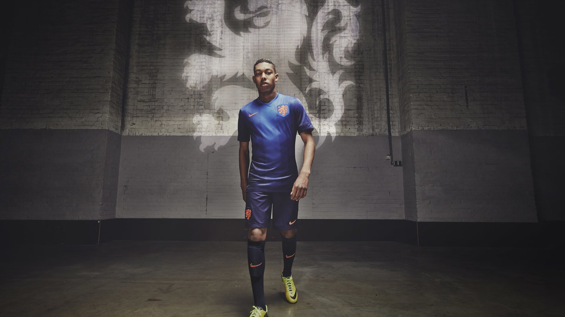 AC米兰血拼中国,奥斯梅恩成为关键先生,红黑军团的东方野心与非洲锋霸的救赎之路