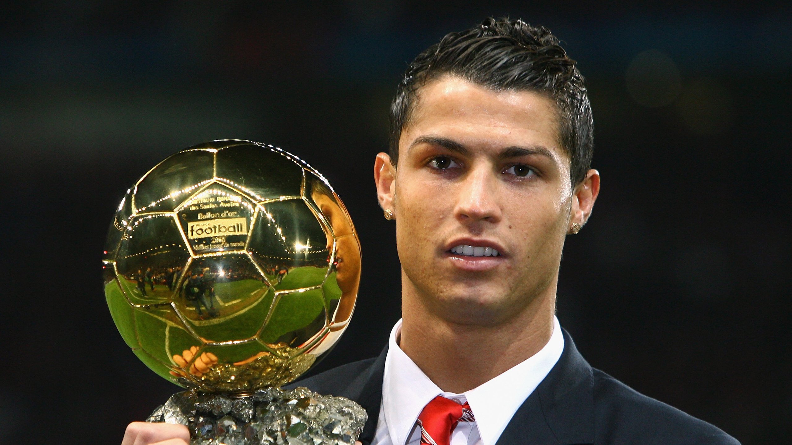 当拜仁单节拉开荷兰，苏亚雷斯在意甲焦点战接管比赛—足球世界的唯一性时刻