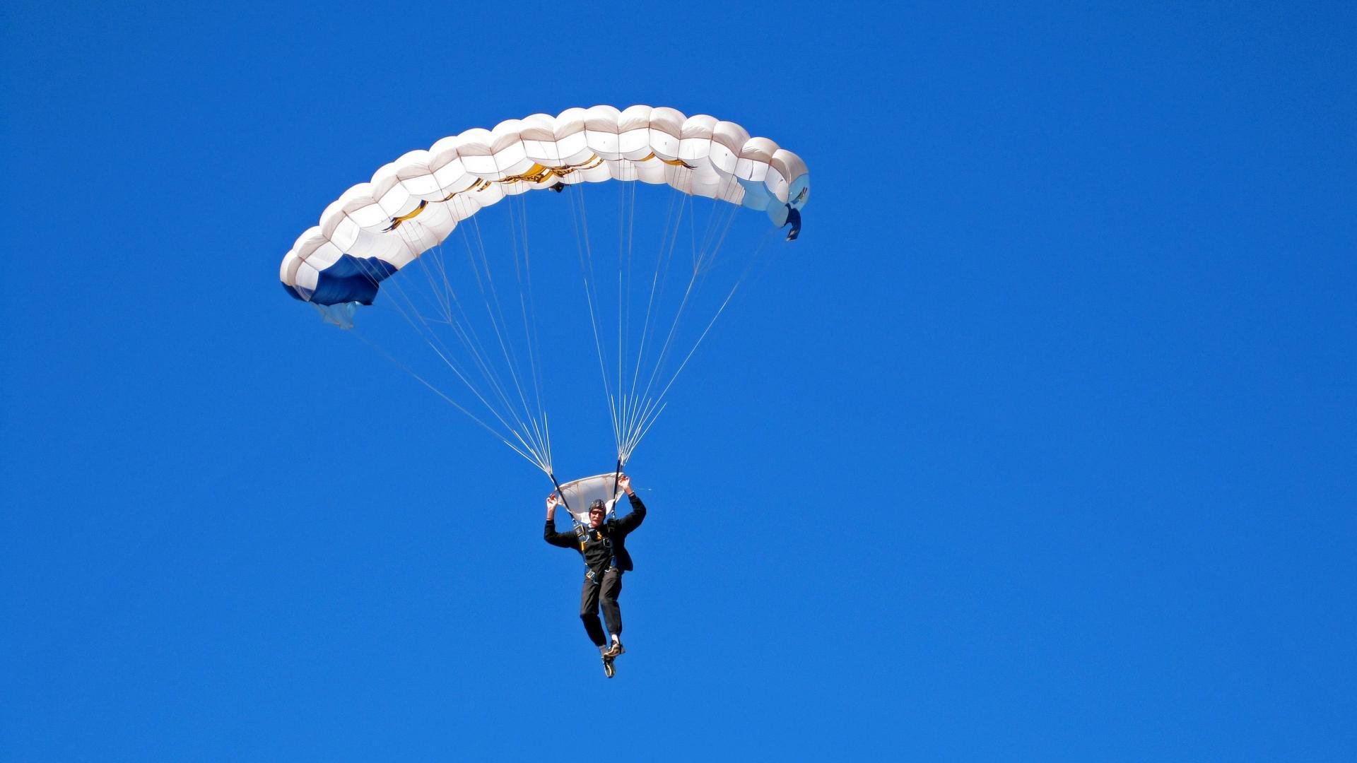 街道狂飙与球场对决，速度与策略的双重巅峰